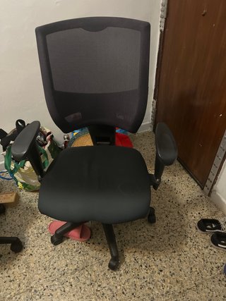 Silla de oficina negra y rosa