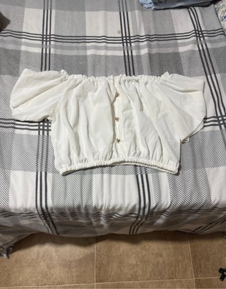 Top blanco con hombros descubiertos