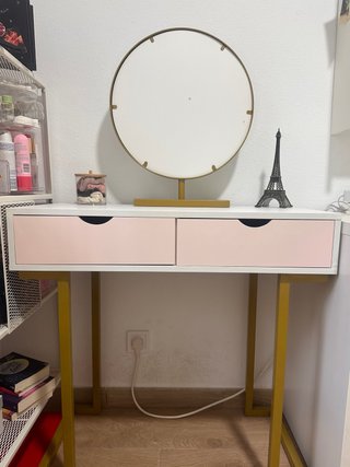 Scrivania da trucco bianca e rosa con specchio