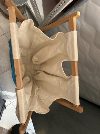 Cesto de ropa de tela y madera