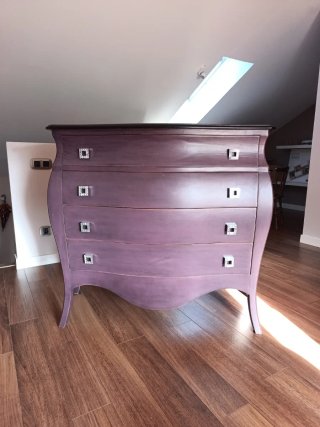 Elegante comoda  antigua con un acabado único. -