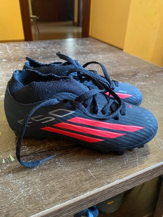 Botas de fútbol negras y rojas