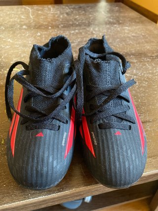 Botas de fútbol negras y rojas