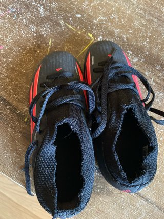 Botas de fútbol negras y rojas