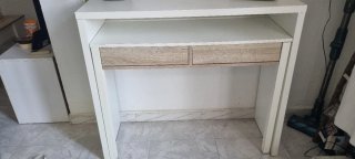 Escritorio blanco y madera con cajones