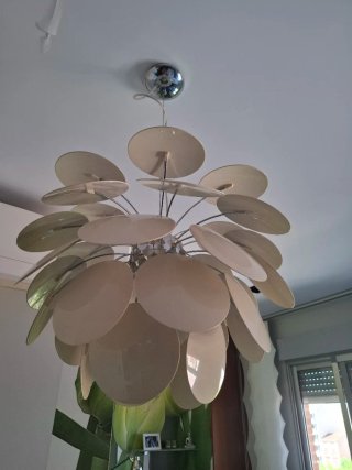 Lámpara de techo beige y plateada