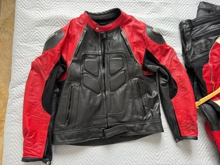 Conjunto de moto cuero rojo y negro