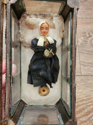 Urna Relicario Antigua con Figura de Santa