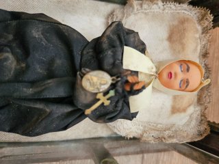 Urna Relicario Antigua con Figura de Santa