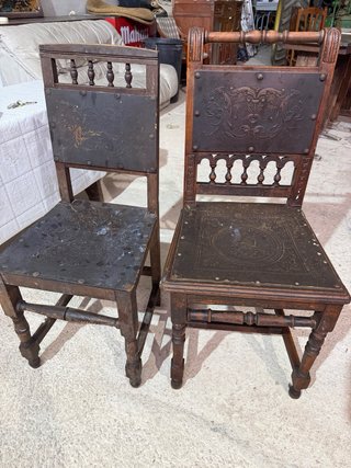 Sillas antiguas de madera y cuero