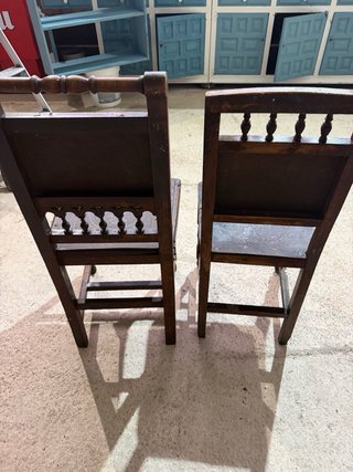Sillas antiguas de madera y cuero
