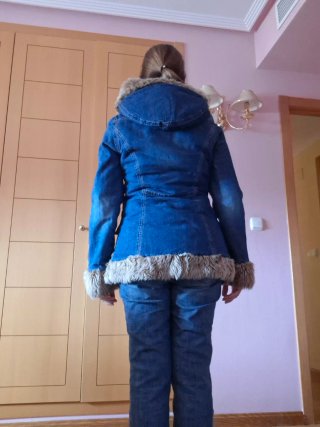 Chaqueta vaquera con capucha y pelo