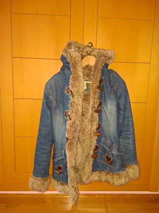 Chaqueta vaquera con capucha y pelo