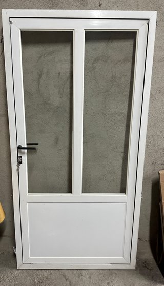 Puerta de Aluminio Blanca con Cristal
