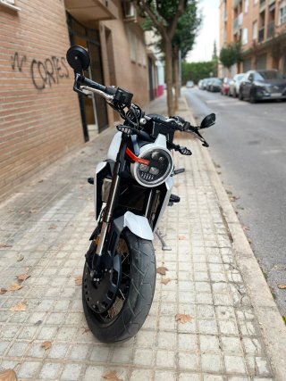 Motocicleta zontes estilo Naked Gris naranja