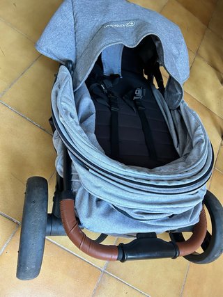 Carrito de bebé gris con detalles en piel