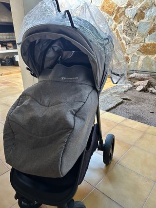Carrito de bebé gris con detalles en piel
