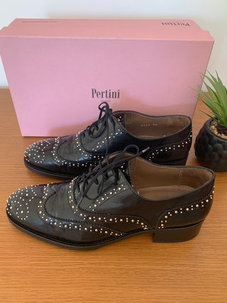 Zapatos piel tachuelas Pertini (talla 40)