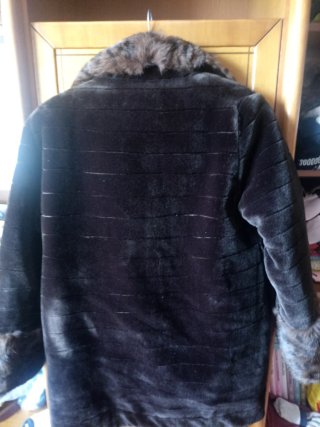 Abrigo de mujer marrón con detalles de pelo