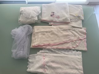Lote de Ropa de Cuna: Sábanas, Mantas y Toquillas