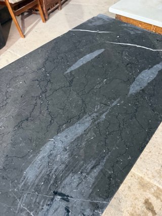 Mesa de mármol y madera