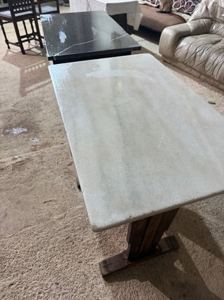 Mesa de mármol y madera