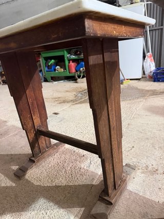 Mesa de mármol y madera