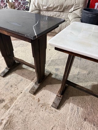Mesa de mármol y madera