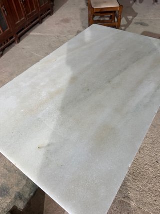 Mesa de mármol y madera
