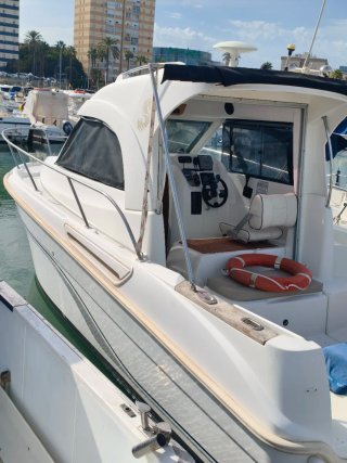 Barco blanco con cabina
