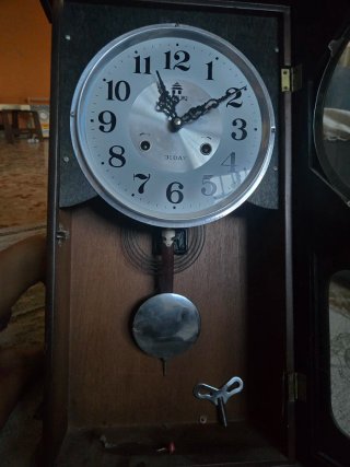 Reloj de madera antiguo