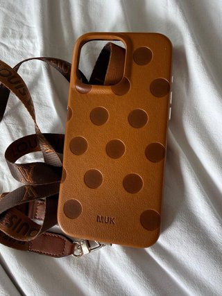 Funda iPhone 16 Pro Max MUK lunares