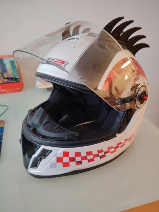 Casco de moto con diseño deportivo