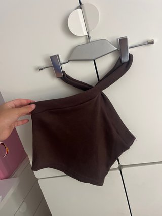 Top marrón con cuello cruzado