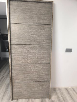 Puerta de Madera Gris