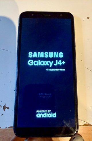 Samsung Galaxy J4+ con linee sullo schermo