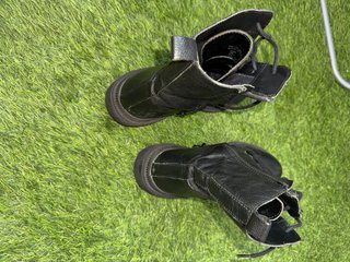 Botas Negras con Cordones