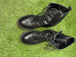 Botas Negras con Cordones