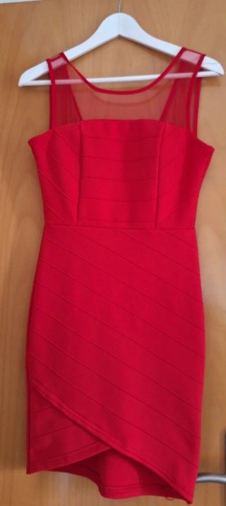Vestido rojo con escote de tul