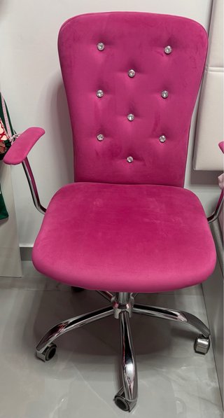 Silla giratoria rosa con detalles brillantes