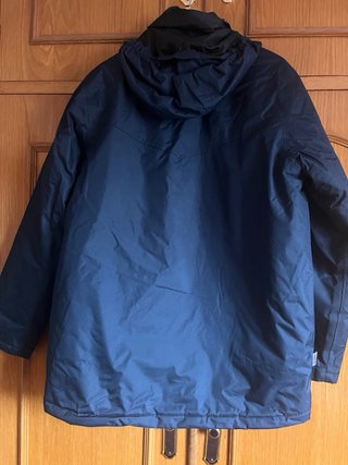 Chaquetón de invierno azul, con capucha integrada