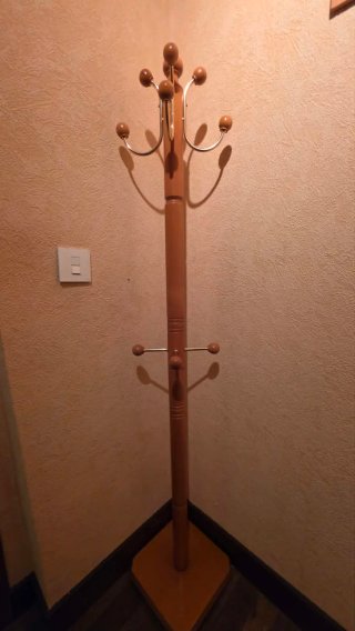 Perchero de Pie de Madera