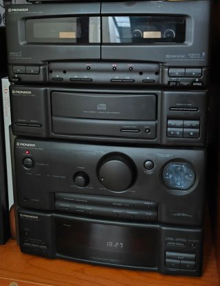Minicadena Pioneer con dos altavoces. PDC-P530.