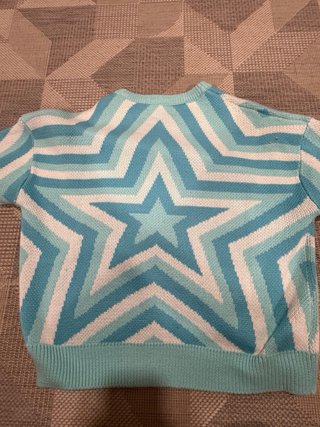 jersey de punto azul con estrellas