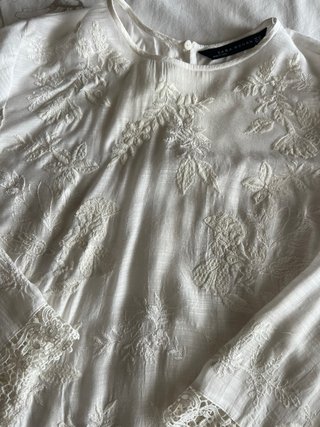 Blusa blanca Zara con bordados