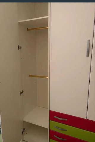 Armario de habitación espacioso y juvenil