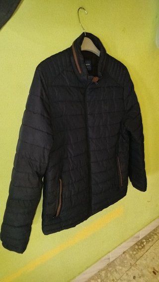 Chaqueta azul oscura.
