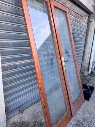 Par de puertas de madera y cristal