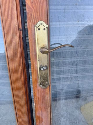 Par de puertas de madera y cristal