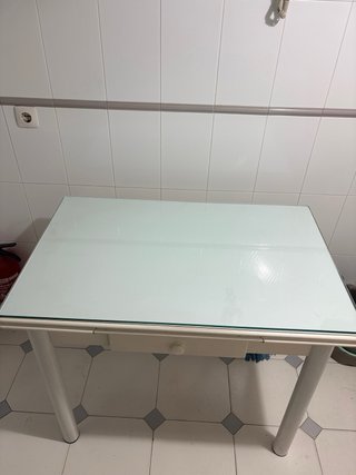 Mesa cristal y madera blanca extensible con cajón.